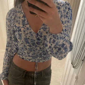 Blus - Aldrig använd. Skriv vid funderingar och pris går att diskutera!!💕💕