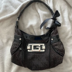 Vintage guess väska - Vintage guess väska, brun/svart/grå i färgen💗lite smutsig på insidan men går nog lätt att torka bort (jag ksk kan göra det innan jag postat)  