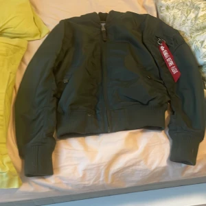 Jacka från Alpha Industries  - Säljer den här jackan från Alpha Industries i storlek XS, köptes för 4 år sedan men ser ändå helt ny ut och den har inga skador. För övriga bilder är det bara att skriva och ni kan komma med prisförslag❤️
