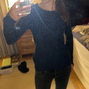 Stickad tröja - Stickad tröja från vila som är i bra skick och är knappt nopprig, fortfarande väldigt skönt material. Den är i färgen mörkblå. Skriv gärna om ni vill ha mer bilder eller om ni har några frågor 💕