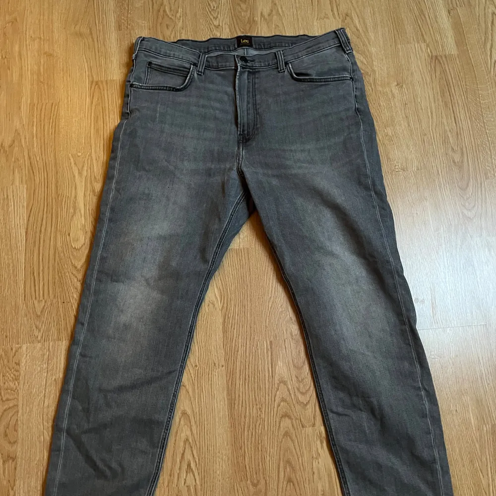 Lee Austin modell tappered fit, större i midjan och smalare i benen. Storlek 38x32. Jeans & Byxor.