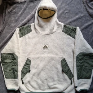 Nike ACG Ninja Fleece - Storlek S, men är oversized  Levereras nytvättad såklart  📦 Fraktar samma dag som köp, om köp sker innan 18 annars dagen efter 