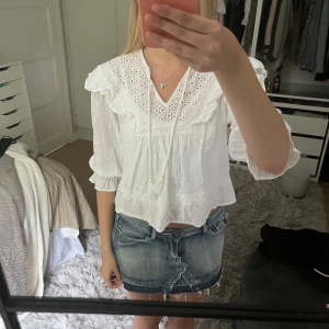 Vit blus - Sååå fin vit blus med detaljer😍😍