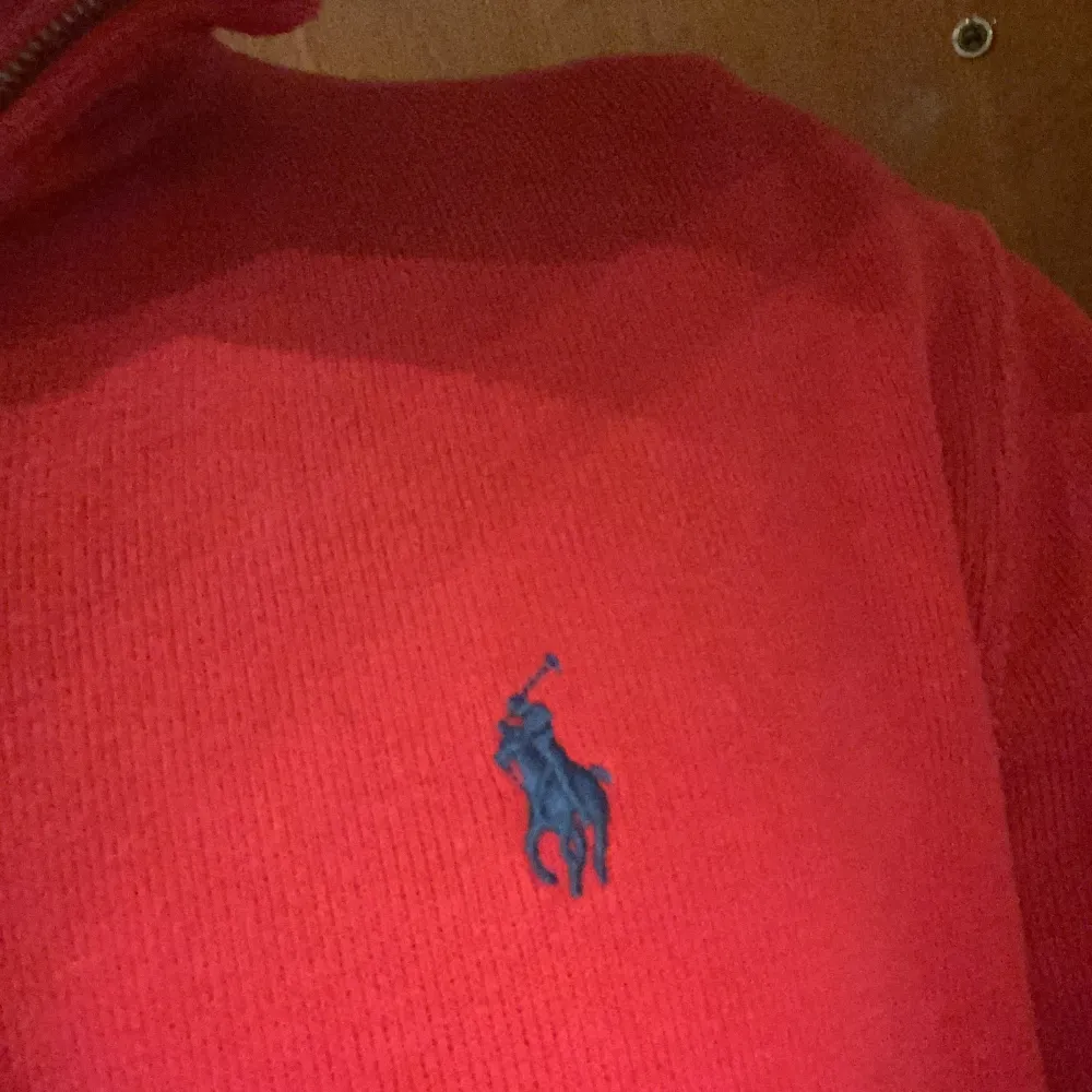 En vinröd halfzip ifrån polo i storlek medium. Plagget har nopprar på insidan från tvätten men är som nytt utåt. Pris nedsatt med 500 kronor . Tröjor & Koftor.