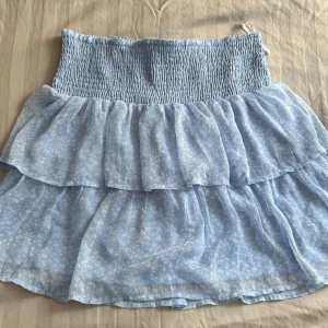 Blå kjol - En söt blå kjol i storlek L från Vero Moda. Endast använd några gånger. 