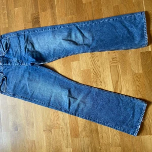 Hope rush denim  - Hypeade Hope rush, använda 2 gånger. Enda defekt är ett produktionsfel strax under skrevet, se bild. Stör ej helhetsbilden, men därav det lägre priset. 