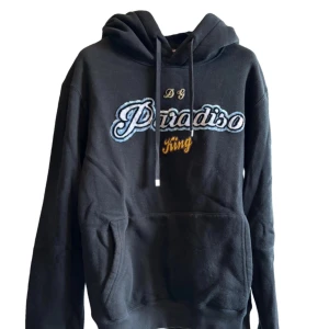 Dolce & Gabbana Hoodie  - Dolce & Gabbana Hoodie i väldigt bra skick ej använt så mycket då den inte riktigt passar mig. Hör av er vid frågor osv 