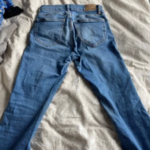 Jeans - Säljer jeans från Gina tricot,dom är i storlek 34.Dom har spruckit vid ens bakficka men det är sytt,passar för dom som är 1,60 cm