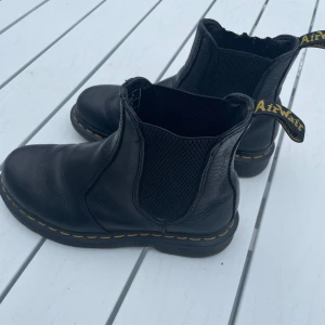Dr. Martens skor - Perfekta skor till hösten! Dessa skorna är använda flera gånger men är fortfarande i mycket gott skick. Små skråmor här och där men inget som är synligt när man har på sig de🤗
