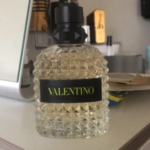 Valentino Yellow dream  - Valentino yellow dream, kanske 95-96 ml kvar av 100 . Funkar perfekt på sommaren. Skriv vid minsta fundering 