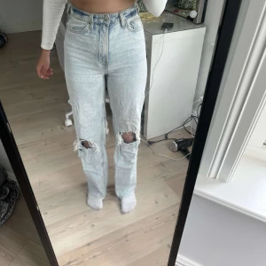Jeans - Högmidjade Jeans med raka ben och hål på knäna, väldigt sköna😊
