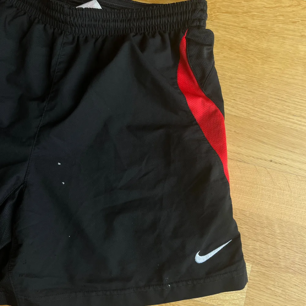 Vintage Nike shorts, de finns någon liten färg fläck och ”rester” av ett tryck som syns. Jag har även klippt bort inner shortsen i dom.. Shorts.