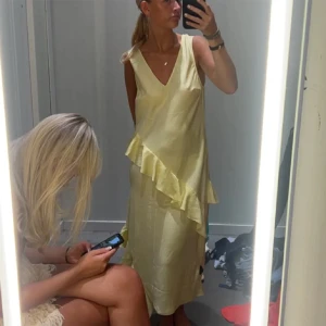 Gul klänning - Säljer denna jätte fina gula klänningen som är i nyskick💗Perfekt nu till sommaren!!