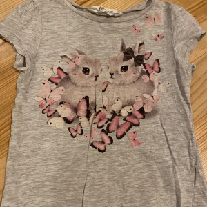 T-shirt - Strl 122/128. Begagnat skick. Kolla gärna in mina andra annonser för samfrakt !