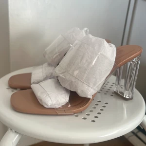 Genomskinliga klackar  - Ett par genomskinliga klackskor från Zara.  Aldrig använda, i originalskick och med orginalförpackning! 