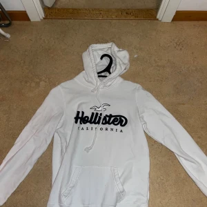 Hollister hoodie  - Vit hoodie väldigt skön o mjuk men använder ej.