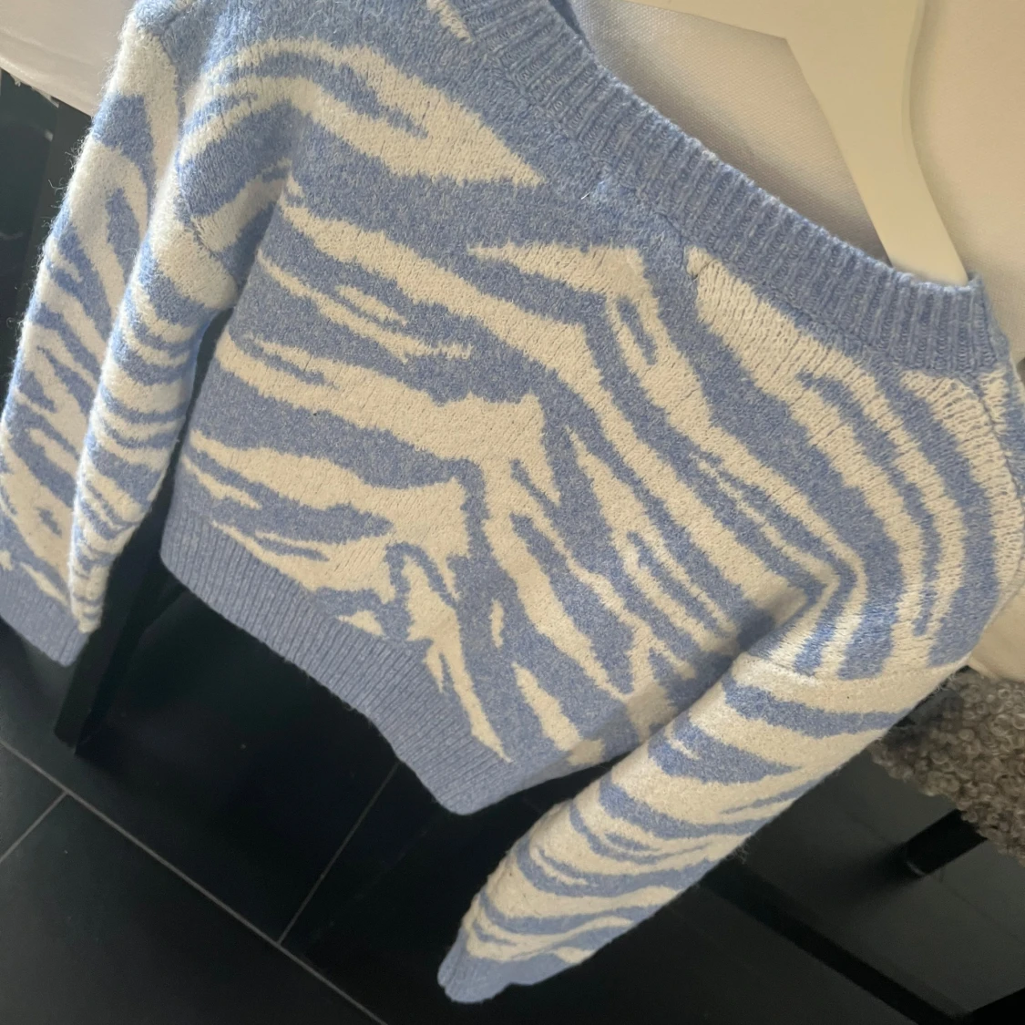 Stickad tröja med mönster