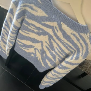 Stickad tröja med mönster - Stickad tröja med mönster i bra kvalitet 