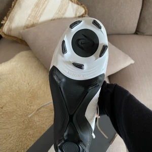 Fotbolls skor  - Nike phantom fotbollsskor köpta för 1500. Skorna är endast använda 1-2 gånger och känns som nya. Storlek 44 Herrskor Pris går och förhandla Kvitto finns även!