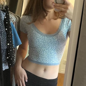 Blommig topp med spets - Gullig topp med spets från Aeropostale, köpt i USA. Endast använd ett par gånger så i nyskick. Säljer pga att jag inte får användning av den! Skriv vid frågor eller fler bilder och använd gärna köp nu eller prisförslag ❤️