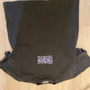 Svart tröja - Svart oversized tröja från Weekday Bra skick