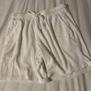 Frotté shorts  - En par sköna och snygga frotté shorts från st&studios. Dem har inga märken för har inte använd så mycket. Köpte dem förra året. Nypris ca 700 tror jag  Mitt pris 250