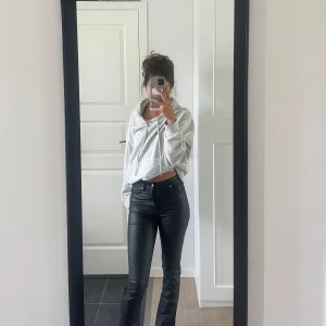 Svarta Skinnbyxor  - Ett par svarta skinnbyxor från HM. Har andvänt dom ett fåtal gånger så i princip nya. Dom e väldigt snygga att ha på sig, byxorna formas efter kroppen fin, hör av dig ifall du har någon fråga💗