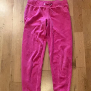Rosa mjukis byxor 💞 - Jätte sköna mjukis byxor som har används mycket! Lite slitna på midjan men synd knappt! Skriv för frågor ❤️❤️