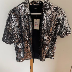 Silvrig glittrig paljett jacka / kavaj s, ny med prislapp - Silvrig glittrig paljett jacka / kavaj s, ny med prislapp