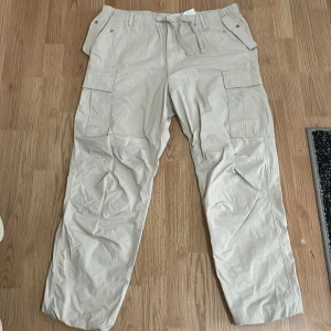 Beige cargobyxor  - Snygga cargobyxor i en unik färg 