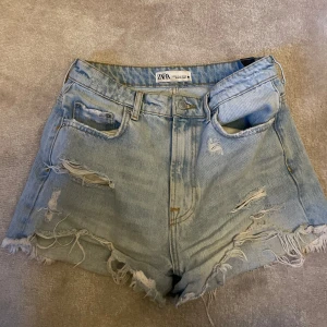 Jeansshorts - Jeansshorts som är för små för mig därav har jag ingen bild på!!💓  storlek 36/S