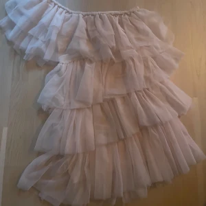 Volang klänning - Super söt och fin One-shoulder volang klänning, köpt för 300 Aldrig använd! 🌸🌸