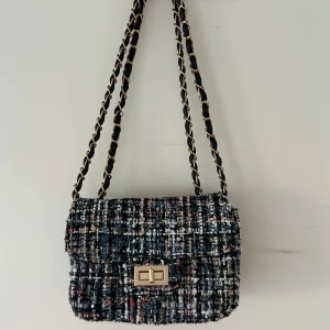 Väska - Säljer denna söta väska som inte kommer till användning. Köptes i Italien 2020 men har bara legat i garderoben sen dess💗