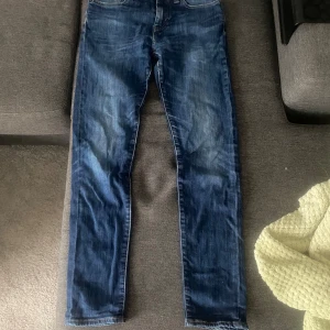 Blåa Levis jeans - Säljer ett par mörkblåa Levis jeans🤩Strl. W28 & L32. Modellen heter ”512”🙌🏻I använt skick men väldigt bra, har inga fel🤗Billiga kläder➡️min profil😚