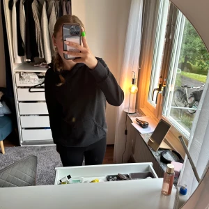 Hoodie - En basic svart hoodie som är hemmagjord. I god skick och inte används ofta💗💗