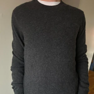 Kashmir tröja  - 100% ren Kashmir tröja från Uniqlo. Otroligt skön och stilren, också tillverkad av ett exklusivt material.  🩶mörkgrå färg🩶 🙌🏽Mycket bra skick, inga defekter (9/10🙌🏽  🌊storlek S, passar S🌊 Hör gärna av er vid minsta fundering eller fler bilder  Mvh 
