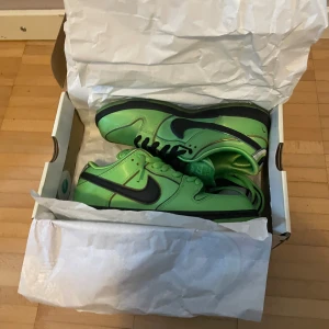 Nike dunk Sb Power puff - Tvär feta Sb dunks i storlek 40, skorna är knappast använda därför det höga priset, de har häller inga yttre eller inre problem, priset kan diskuteras. varan kommer med extra snören också 