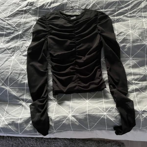 Svart topp  - En svart mesh topp från Gina i xxs. Aldrig använt. Superfin men för liten för mig ❤️