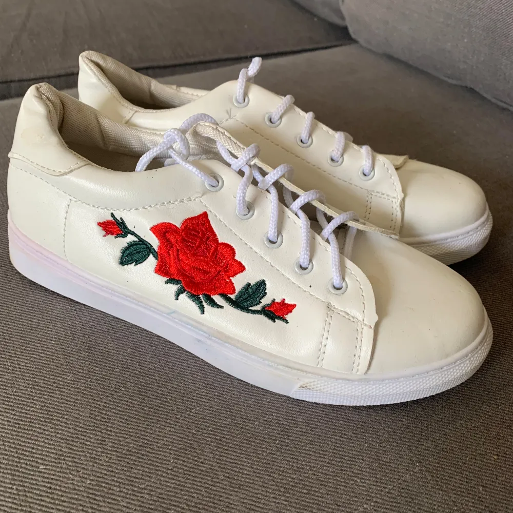 Coola vita sneakers med rosor 🌹 . Skor.