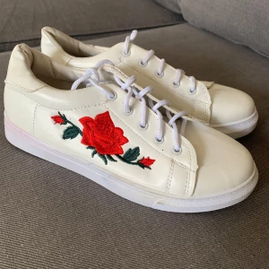 Vita sneakers med rosor - Coola vita sneakers med rosor 🌹 