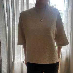 &other stories tröjan - säljer den populära &other stories tröjan i helt nytt skick🤎🙌