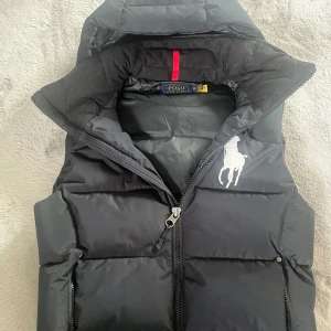 Ralph Lauren väst  - Säljer nu en fantastisk Ralph lauren väst till sommaren västen är i topp skick o nästan helt oanvänd. Str xs