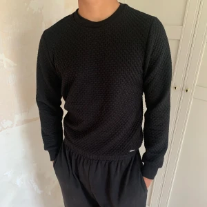 Svart långärmad tröja - En svart och mjuk långärmad tröja från New Yorker med märket Smog. Sitter fint och elegant på kroppen. Säljs för 150kr + frakt