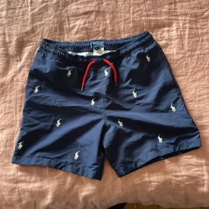 Ralph Lauren badshorts - Ett par fina Raplph Lauren badshorts i grymt skick. Endast använda fåtal gånger. Storlek L, men små i storlek.  Hör av dig vid frågor och funderingar!  Mvh, bruno 