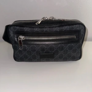 Gucci GG belt bag axel väska  - Säljer en Gucci Belt bag i väldigt bra skick. Box och låda finns. Inköpt i Gucci butiken i Köpenhamn kvitto allt ingår.  Nypris 12.000kr