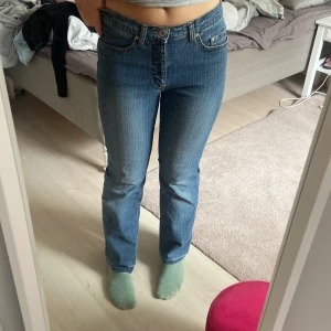 Jeans raka  - Raka jeans som är mid waist dom är ganska bra längd på mig som är 163