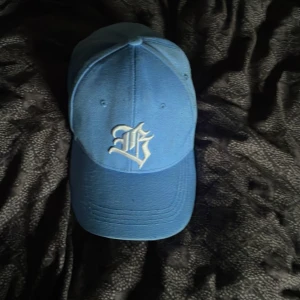 Blå enkel keps - Säljer en blå enkel keps för bra pris