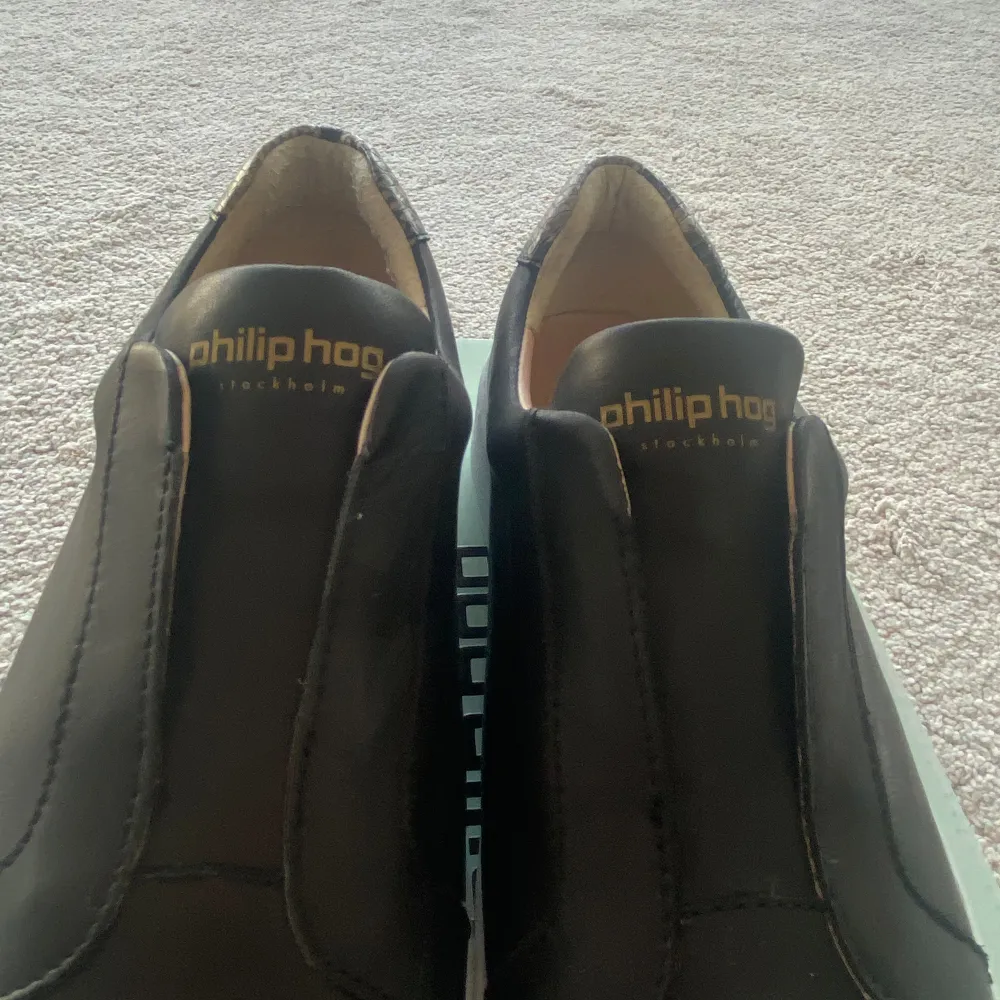 Helt ny köpta Philip Hog skor, endast använda en gång men passade tyvärr inte och försent för retur. Nypris:1200kr. Skor.