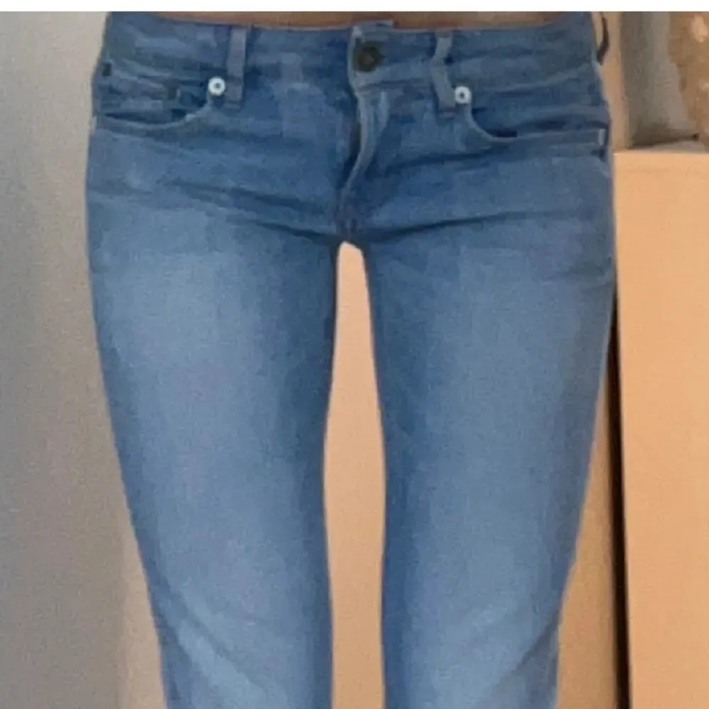 Säljer vidare dessa lågmidjade jeans då de inte passade mig ❤️ dem är utsvängda och i väldigt bra skick, skriv för mer ❤️ gammalt pris : 499kr. Jeans & Byxor.