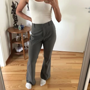 Kostym byxor  - Säljer en av mina favvo kostym byxor då ja mg nyligen köpt ett par liknande. Dem är från Zara i storlek S, väldigt bekväma. Står att dem ska vara low waist men hade snarare sagt att dem är mid waist. Straight leg 💕